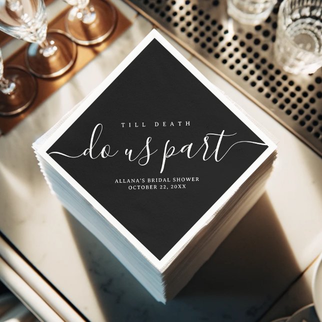 Till Död do oss Part Black and White Pappersservett (A stack of "Till Death Do Us Part" black-and-white napkins on a drink bar.)