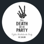 Till Döden Do US Party Skeleton Bachelorette Party Runt Klistermärke<br><div class="desc">Det här är ett tills Döden gör oss till Party gotiska skeleton till förmån för fästare från partiet Bachelorette!</div>