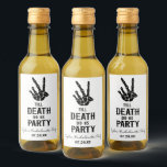 Till Döden Do US Party Skeleton Bachelorette Party Vinetikett<br><div class="desc">Det här är ett tills Döden gör oss Party gotiska Skeleton Bachelorette Party Mini Vin Flaska-etiketter!</div>