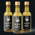 Till Döden Do US Party Skeleton Bachelorette Party Vinetikett<br><div class="desc">De här är till döden.. Gör oss Party gotiska Skeleton Bachelorette Party Mini Vin Flaska-etiketter!</div>