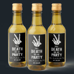 Till Döden Do US Party Skeleton Bachelorette Party Vinetikett<br><div class="desc">De här är till döden.. Gör oss Party gotiska Skeleton Bachelorette Party Mini Vin Flaska-etiketter!</div>