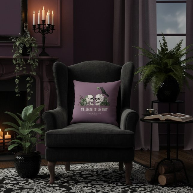 Till döden lila gotisk irländsk blomster skalle &  kudde (Gothic Irish 'Til Death Do Us Part Purple Pillow. Goth Illustration of 2 Skulls, Green Roses & Raven)