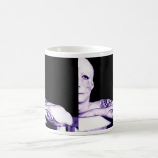till hälften tomt exponeringsglas, till hälften kaffemugg