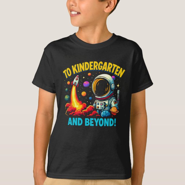 Till Kindergarten och bortom Astronaut Rocket Funn T Shirt (Framsida)