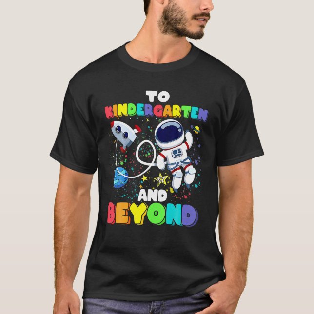 till Kindergarten och bortom astronaut tillbaka ti T Shirt (Framsida)