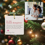 Till min "Bonus"-stegsdotter | Offert- och fotogåv Julgransprydnad Keramik<br><div class="desc">Denna enkla och söta prydnad säger "Till min Bonus-dotter" i trendiget, moderna typsnitt med ett citat och en plats för namn. Minimera en fotomall av ditt favoritpersonliga foto för en gåva som vem som helst skulle ha kärlek. Perfekt till Dotters dag, hennes födelsedag eller jul. Ge ger henne en gåva...</div>