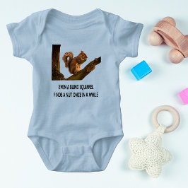 Till och med Blind Squirrel hittar en Nöt Påståend T Shirt