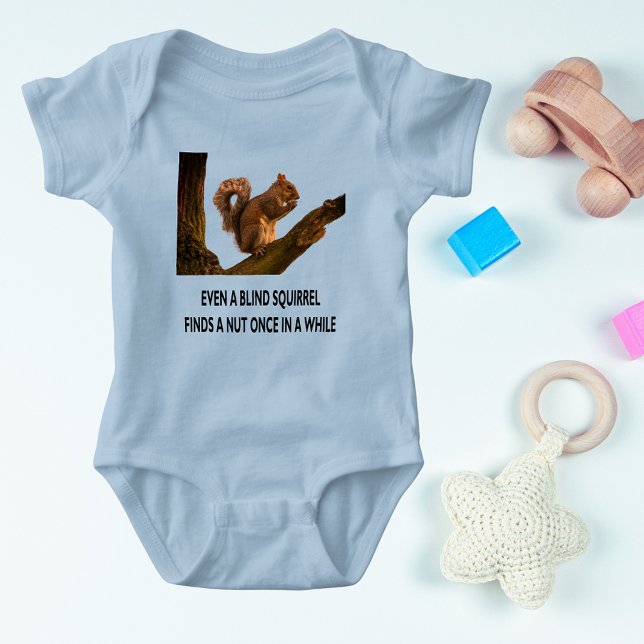 Till och med Blind Squirrel hittar en Nöt Påståend T Shirt (Even Blind Squirrel Finds a Nut Statement Baby Bodysuit)