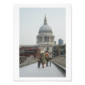 Tillbaka i tiden på Millennium Bridge London (6331 Fototryck