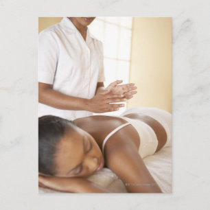 Tillbaka massage. Kvinnor som får en massage av Vykort