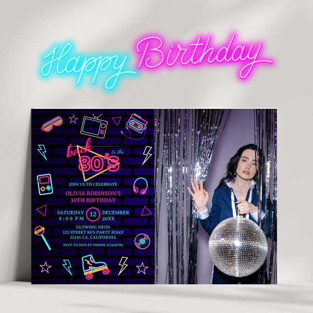 Tillbaka till 80-årsjubileet Retro Neon Birthday P Inbjudningar (Skapare uppladdad)