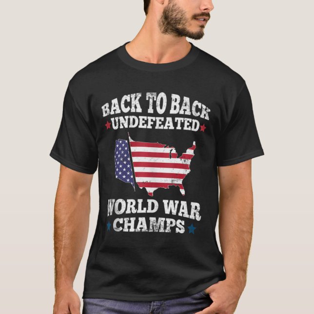 Tillbaka till Obesegrad Världskrig Champs US Flagg T Shirt (Framsida)