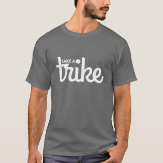 Tillbakalutade Trike: Ta en Trike mörk T-shirt
