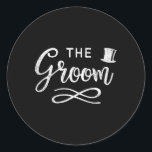 Tillbehör till Groom Stag-Bröllopsdagen Party Retr Runt Klistermärke<br><div class="desc">Tillbehör för Groom Stag-Bröllopsdagen för återställande av Party</div>