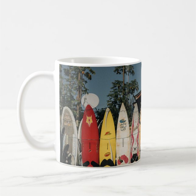 Tilldelade surfbrädor står på öppet fält i kaffemugg (Vänster)