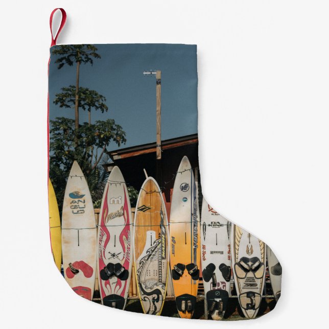 Tilldelade surfbrädor står på öppet fält i liten julstrumpa (Framsidan)