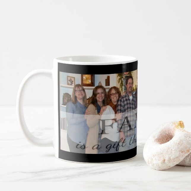 Tillfoga ditt familjfoto för att personifiera kaffemugg (Med munk)