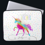 Tillfoga glitter för unicornen för laptop sleeve<br><div class="desc">En regnbågeunicorn i en himmel av polka dots och glitter. den perfekta gåvan för en speciell flicka som tror i magi och unicorns.</div>