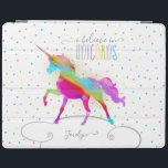 Tillfoga unicornen för regnbågen för glitter för iPad skydd<br><div class="desc">En regnbågeunicorn i en himmel av polka dots och glitter. den perfekta gåvan för en speciell flicka som tror i magi och unicorns.</div>