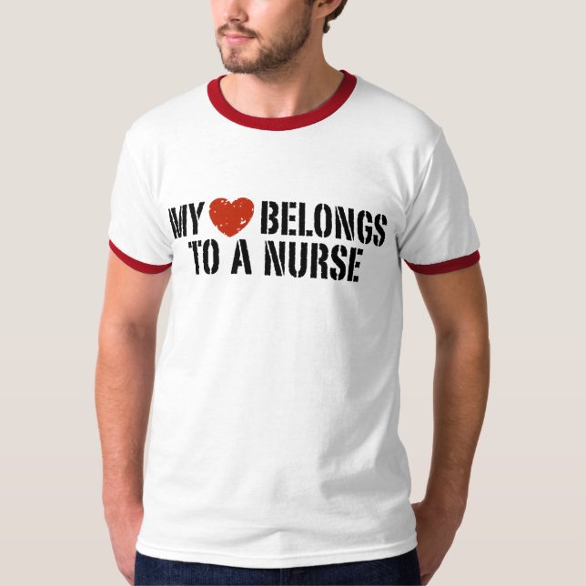 Tillhör till en sjuksköterska tee shirt (Framsida)