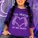 Tills döden skiljer oss åt Bröllopsgåva till brudt T Shirt<br><div class="desc">Omfamna den gotiska charm som din bröllopsdag förtjänar med vår "Til Death Do Us Party" present till brudtärnor gotisk t-shirt. Perfekt för ett mörkt sagobröllop, dessa skjortor kombinerar den klassiska "til death do us part"-känslan med en lekfull twist. Oavsett om du firar med ett "brud eller die" möhippalagtema eller helt...</div>