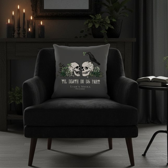 Tills döden svart gotisk irländsk blomster skalle  kudde (Gothic Irish 'Til Death Do Us Part Black Pillow. Goth Illustration of 2 Skulls, Green Roses & Raven)