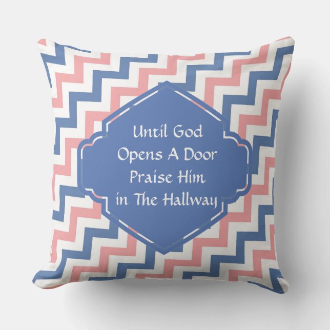 Tills Gud öppnar en dörr Chevron Pillow Utomhuskudde (Framsida)
