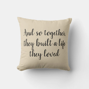 Tillsammans byggde de ett liv i Beige Dekorativ ku Kudde