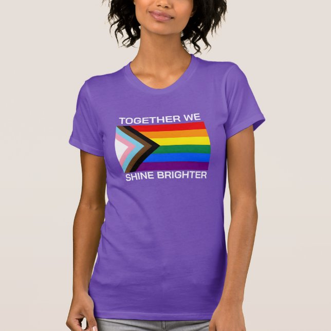Tillsammans lyfter vi Brighter Lgbtqia+ flagga T Shirt (Framsida)