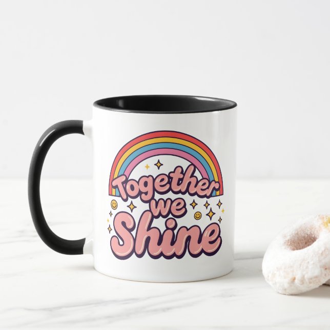 Tillsammans Lyser Vi – Regnbåge Retro Pride Citat Mugg (Med munk)