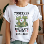 Tillsammans tills vi korsar Retro Frog lite Anpass T Shirt<br><div class="desc">Gratulerar till ditt oförstörbara band med det här fina grodparet! Denna vita skjorta har två charmgrodor omgivna av hjärtan och blommor och är perfekt för par som kärlek humor och ett unikt sätt att uttrycka sitt engagemang. Anpassa det med namn för att göra det verkligt speciellt. Idealisk för årsdagar, Alla...</div>