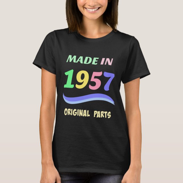 Tillverkad 1957, färgstark textdesign tee shirt (Framsida)