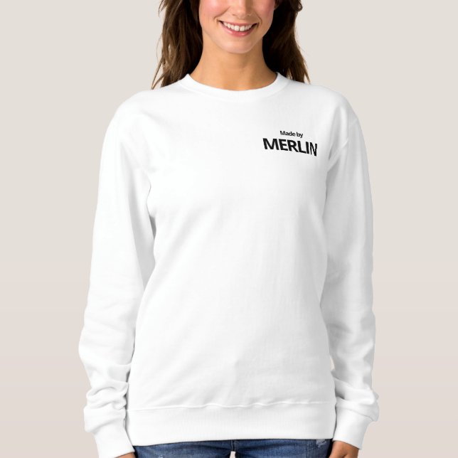 Tillverkad av MERLIN White Sweatshirt Crewnacke T Shirt (Framsida)