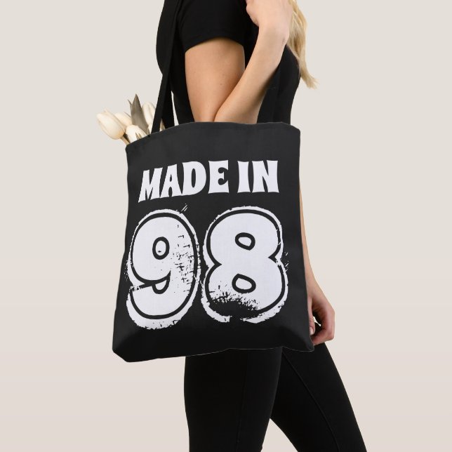 Tillverkad i "98 Typography Birthday Tote Bag" Tygkasse (Närbild)