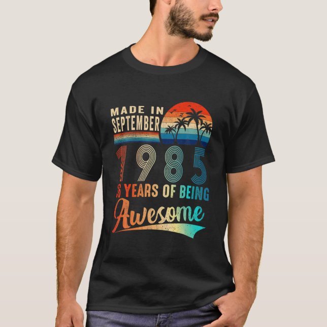 Tillverkad i september 1985 36 år av Fantastisk V T Shirt (Framsida)