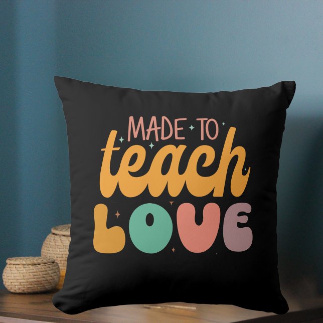 Tillverkad i Teach Kärlek Dekorativ kudde (Made to Teach Love Throw Pillow)