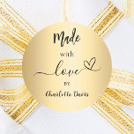 Tillverkad med kärlek guld namn runt klistermärke<br><div class="desc">En faux guld tittar bakgrund,  svart text. Anpassa och lägg till ditt namn. Med texten: made with kärlek,  by   a small eart.</div>