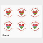 Tillverkad med Kärlek Heart Classic Round Sticker Runt Klistermärke<br><div class="desc">En personlig "Made with kärlek"-dekal med färgat rött hjärta och grönt på vit färgad. Roligt för inslagning av julklappar. Gör det till din egen genom att lägga till din egen namn. En söt som avslutar beröring för alla handgjorda presenter. Designad av Blackberry Boulevard.</div>