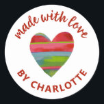Tillverkad med Kärlek Heart Classic Round Sticker Runt Klistermärke<br><div class="desc">En personlig "Made with kärlek"-dekal med färgat rött hjärta och grönt på vit färgad. Roligt för inslagning av julklappar. Gör det till din egen genom att lägga till din egen namn. En söt som avslutar beröring för alla handgjorda presenter. Designad av Blackberry Boulevard.</div>