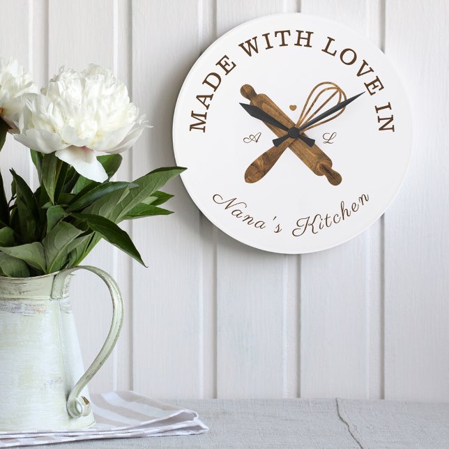 Tillverkad med Kärlek i Nanas köksdiskbageri Stor Klocka (Made With Love In Nana's Kitchen Whisk Bakery Large Clock)