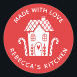 Tillverkad med Kärlek Red-julklapp, rund pipa Runt Klistermärke<br><div class="desc">En personlig "tillverkad med kärlek"-dekal som innehåller ett sött,  vitt gingerbröd med ett hjärta och ord,  tillverkat med kärlek på röd färgad. Anpassa den genom att lägga till din egen namn. En söt som avslutar pekpenna för alla dina hemgjorda presenter. Designad av Blackberry Boulevard.</div>