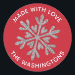 Tillverkad med Kärlek Silver Glitter Snowflake Runt Klistermärke<br><div class="desc">En röd och silver faux glitter-snöflingdekal med hälsning,  Made med kärlek. Anpassa det till din familj namn. Roligt för dina julomsgrannar. Designad av Blackberry Boulevard.</div>