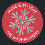 Tillverkad med Kärlek Silver Glitter Snowflake Runt Klistermärke<br><div class="desc">En röd och silver faux glitter-snöflingdekal med hälsning,  Made med kärlek. Anpassa det till din familj namn. Roligt för dina julomsgrannar. Designad av Blackberry Boulevard.</div>