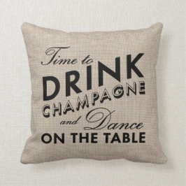 Time som dricker champagneBurlap, & svarten kudder Kudde