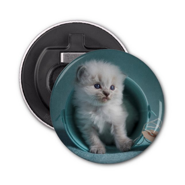 Time som leker flasköppnare (Framsidan)