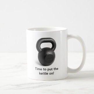 Time som sätter kettlen på muggen kaffemugg