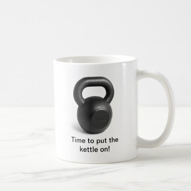 Time som sätter kettlen på muggen kaffemugg (Höger)