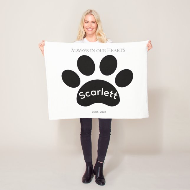 Timeless Black & White Paw Print Tribute Fleecefilt (På plats)