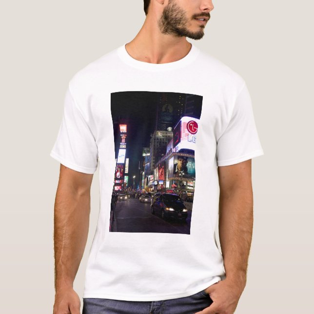 Times Square på natten i Manhattan, New York T Shirt (Framsida)