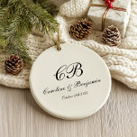 Timless Elegant Black and White Script Monogram Julgransprydnad Keramik<br><div class="desc">Lägg till en liten elegans i helgdag dekoration med det här monogramfärgade mannamet för svartvita skript, perfekt för att fira speciella ögonblick och skapa personlig keepsakes. Med ett klassiskt manusmonogram på en fet svart och vit design gör den här prydnaden en tankfull gåva till nya lyweder, familjer och alla som...</div>